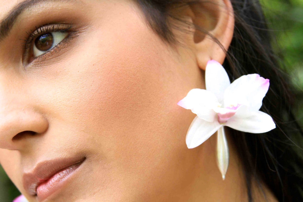 Fleurings Vase Earrings 花瓶イヤリング that hold water and keep flowers fresh