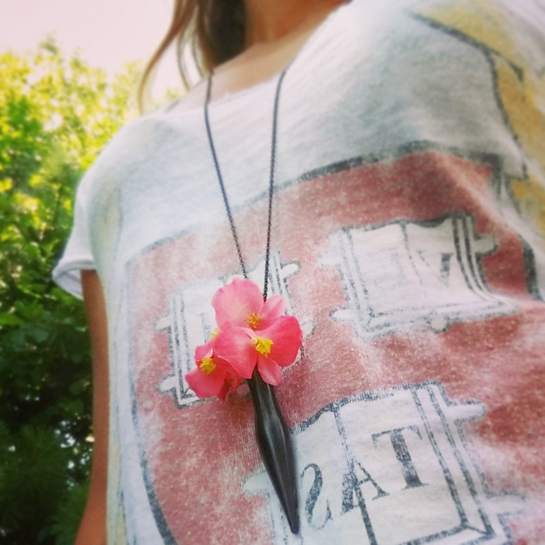 Impatiens flowers in the Fleurings long black vase necklace